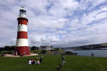 Plymouth - rozhledna Smeaton‘s Tower  ve tvaru majáku.